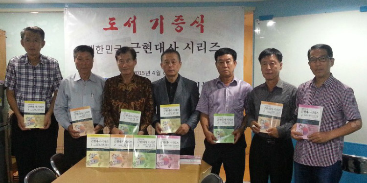 도서기증식-땅그랑 한인회 4+2.jpg