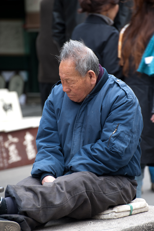 인사동#2 : 제법 쌀쌀한 날씨에도 솜사탕 아저씨는 졸고 계시네.. 전용방석 위에서..